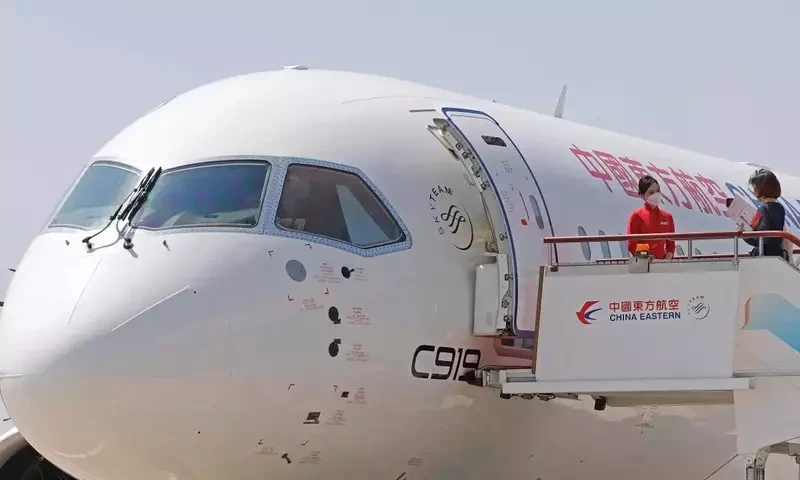 China&rsquo;s first homegrown passenger jet makes maiden commercial flight