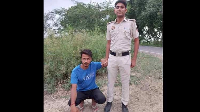 Teenage Girl brutally killed as people walk by in Delhi