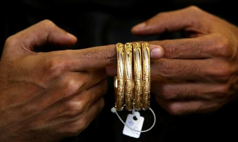 Gold loses shine as rates fall in international market