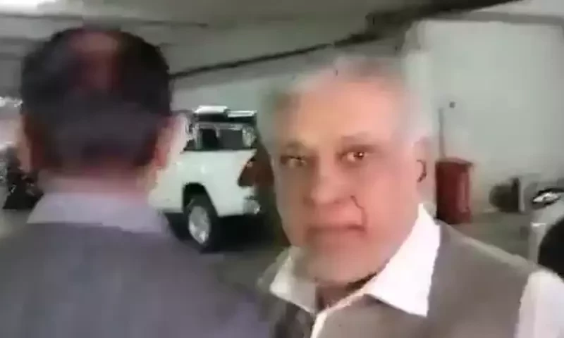Finance Minister Ishaq Dar loses temper, hits journalist over IMF question