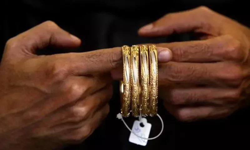 Gold prices decline by Rs200 to Rs218,500 per tola