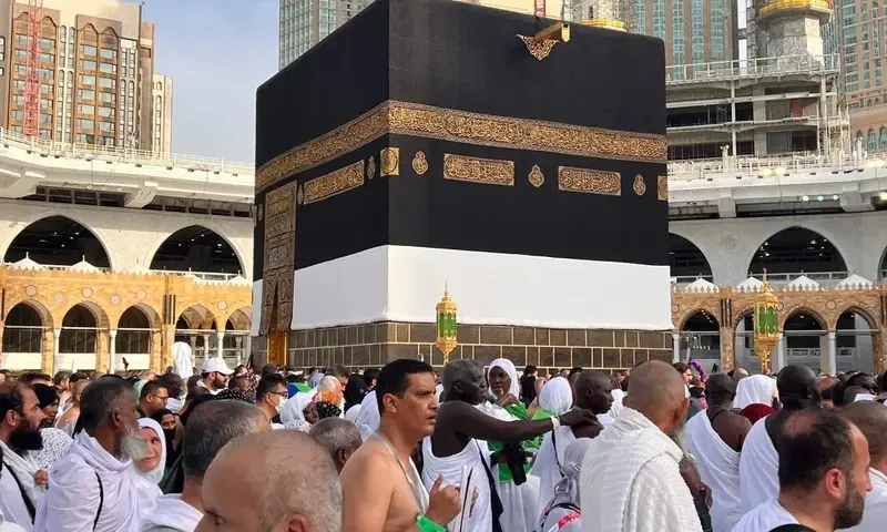 Huge crowds circle Kaaba as Hajj begins in Saudi heat