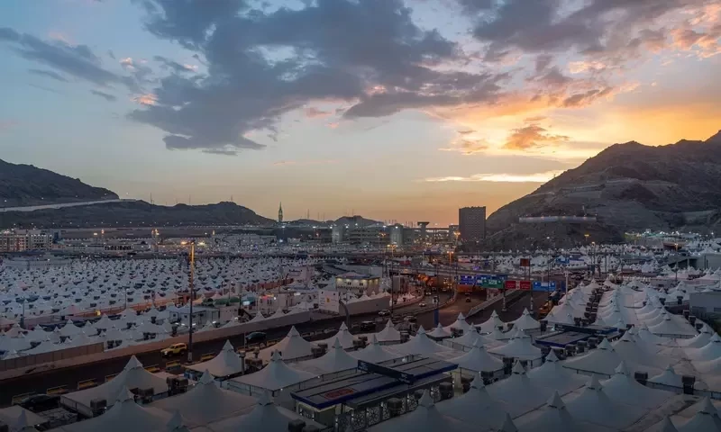 Huge crowds swarm from Makkah for Hajj climax