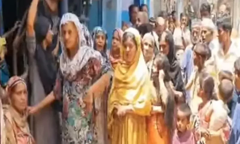 Lyari residents protest against gas shortage