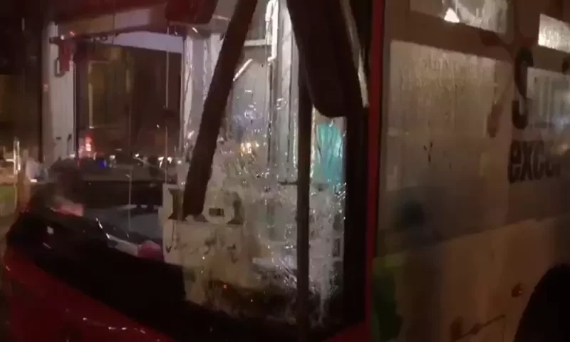 Peoples Bus collides with car in Karachi&rsquo;s Sharea Faisal