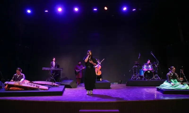Blend of Natasha Baig&rsquo;s voice, Korean music wins hearts in Karachi
