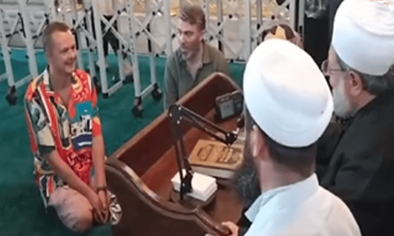 Russian tourist in Hagia Sophia accepts Islam