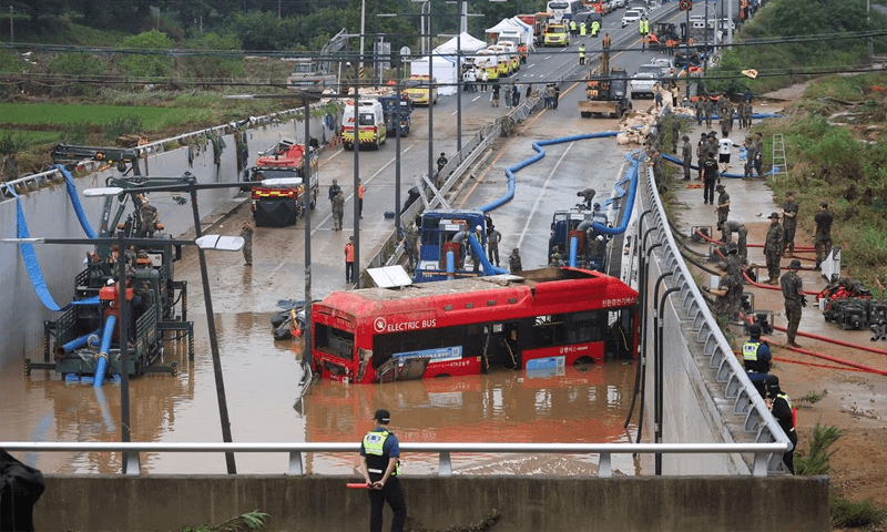 Cars trapped in tunnel full of water in South Korea, 7 dead