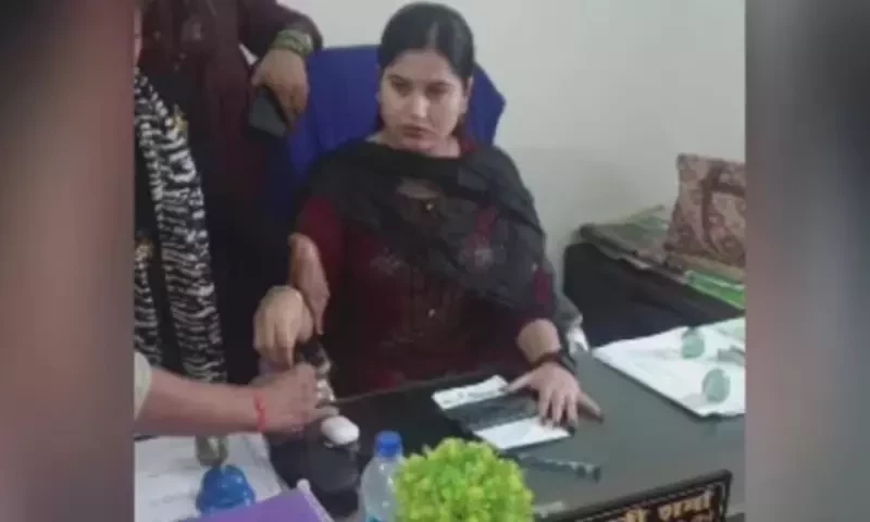 Indian government officer caught red-handed while taking a bribe