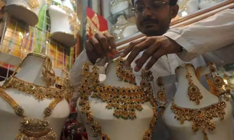 Gold up by Rs6,200 to reach Rs221,000/tola
