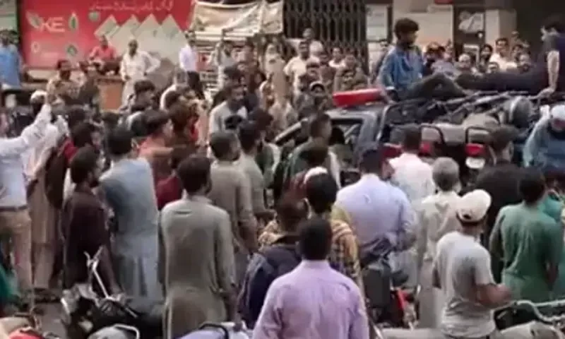 Motorcycle lifters beaten in Karachi&rsquo;s Saddar area
