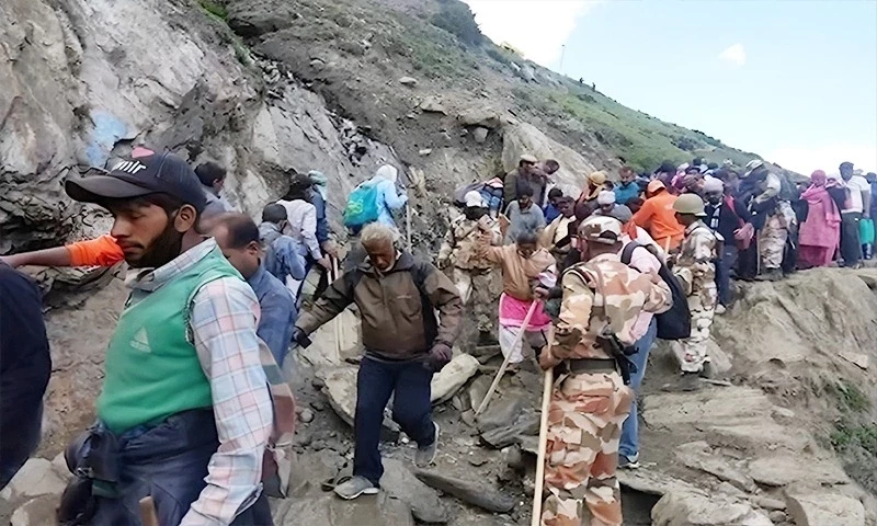 Hindu pilgrims attack and injure 40 Kashmiri porters