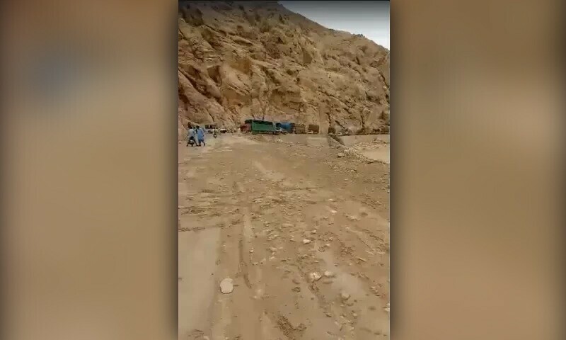 Blocked roads: Family moves body on shoulders in Balochistan&rsquo;s Sibi