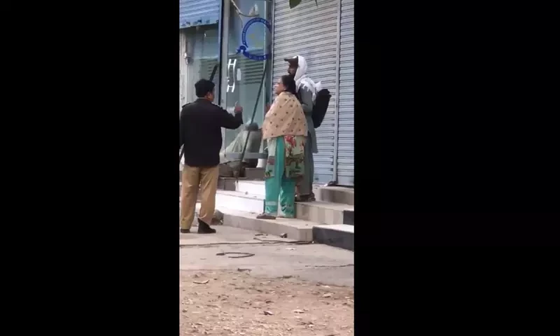 Two robbers die as police end hostage standoff in Karachi