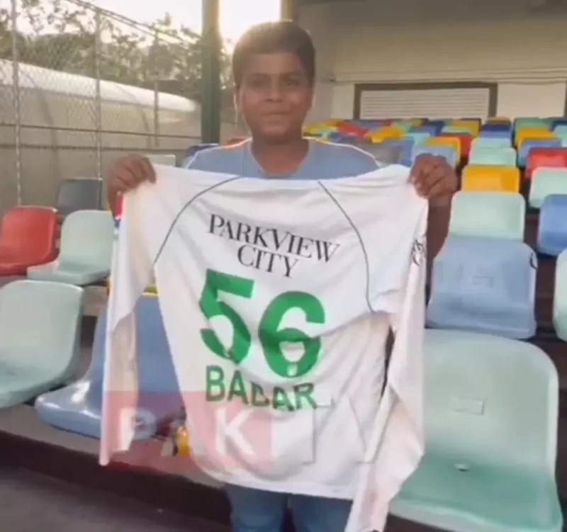 Babar Azam gifts his jersey to fan in Sri Lanka