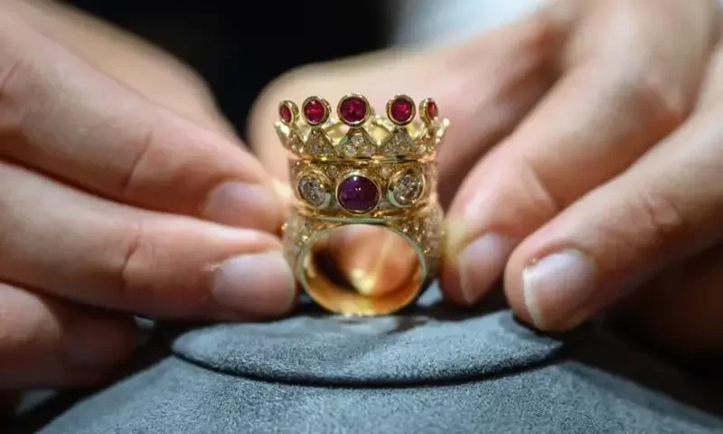 Top-of-the-line bling: Drake reveals he bought Tupac&rsquo;s crown ring