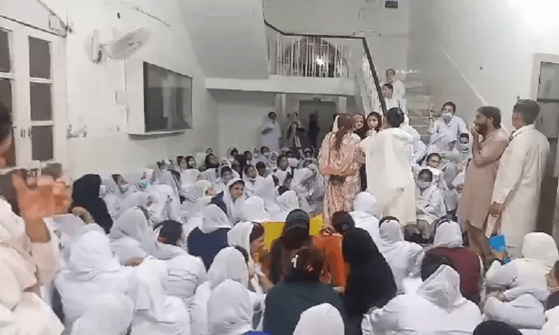 Lahore: Mayo Hospital nurses protest against duty hours