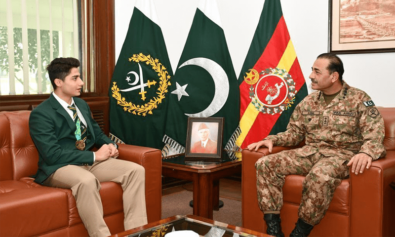 Army chief meets squash champion Hamza Khan