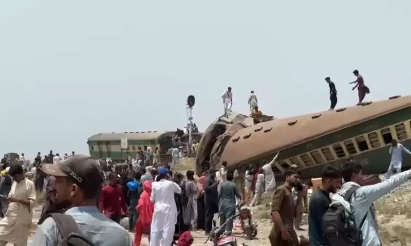 30 killed as train derails in Sindh&rsquo;s Nawabshah