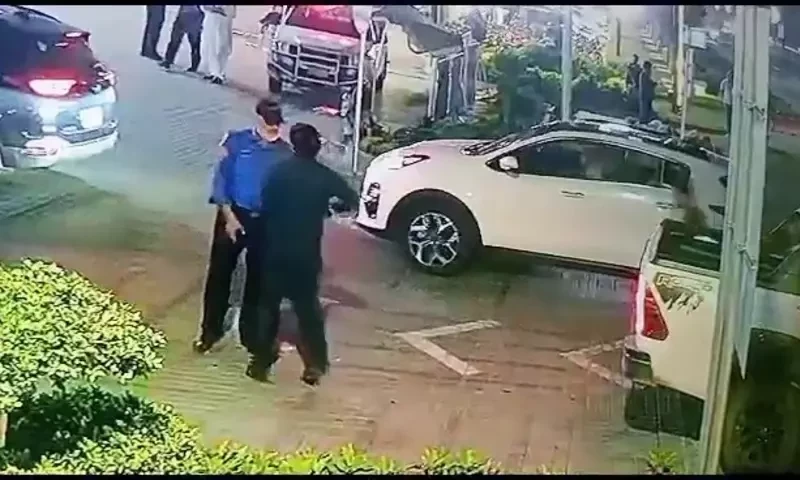 Armed men rough up security guard for stopping their SUV in Lahore