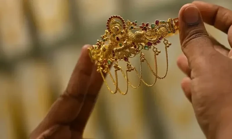 Gold prices hit Rs221,500/tola after a hike of Rs1,300