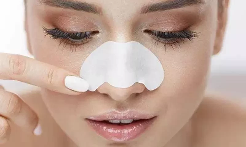 Get rid of blackheads and whiteheads at home with natural scrub