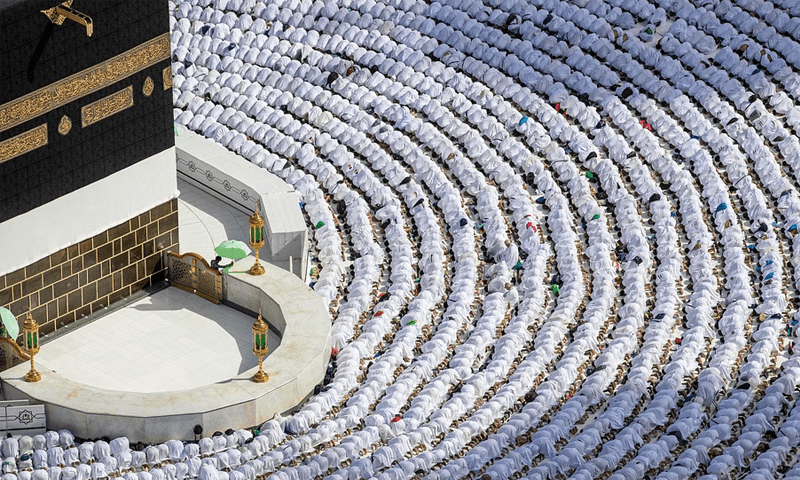 Imam-e-Kaaba replaced mid-prayer after sickness