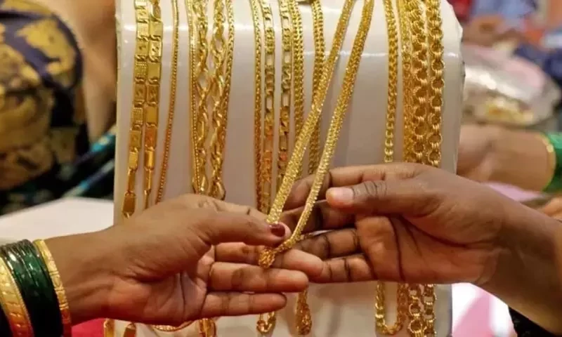 Gold price eases by Rs400 per tola
