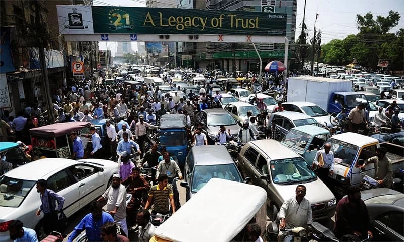 Citizens stranded for hours due to jammed traffic across Karachi on Independence Day