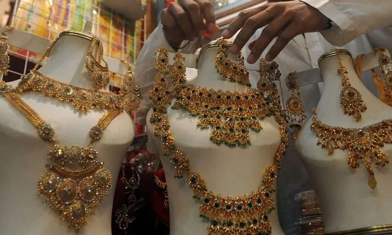 Gold hits new high after Rs1,100 increase in price