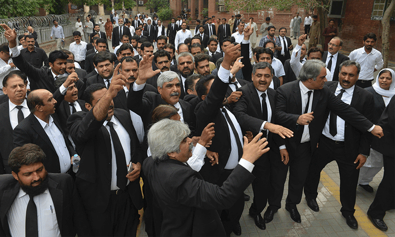 Lawyers ban police from lahore High Court