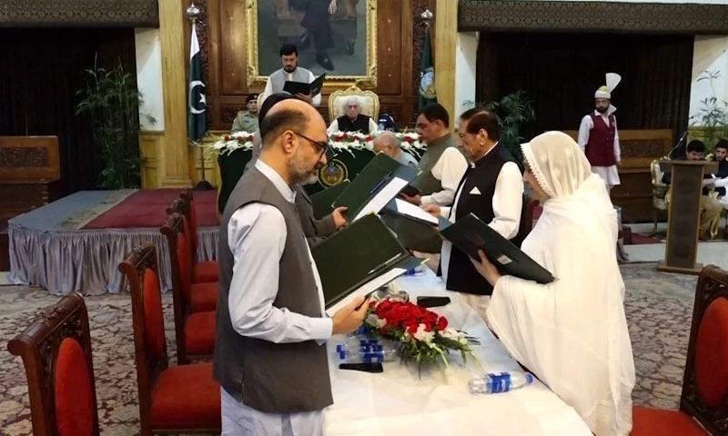 KP&rsquo;s 12-member interim cabinet takes oath