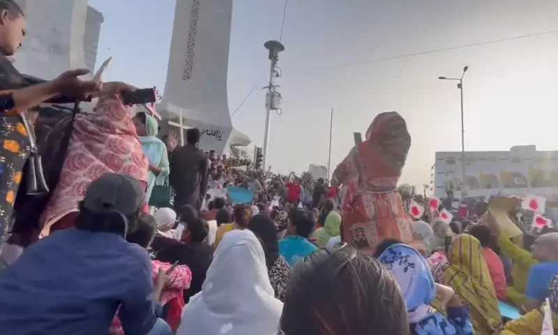 Karachi holds vigil at Teen Talwar for Jaranwala victims