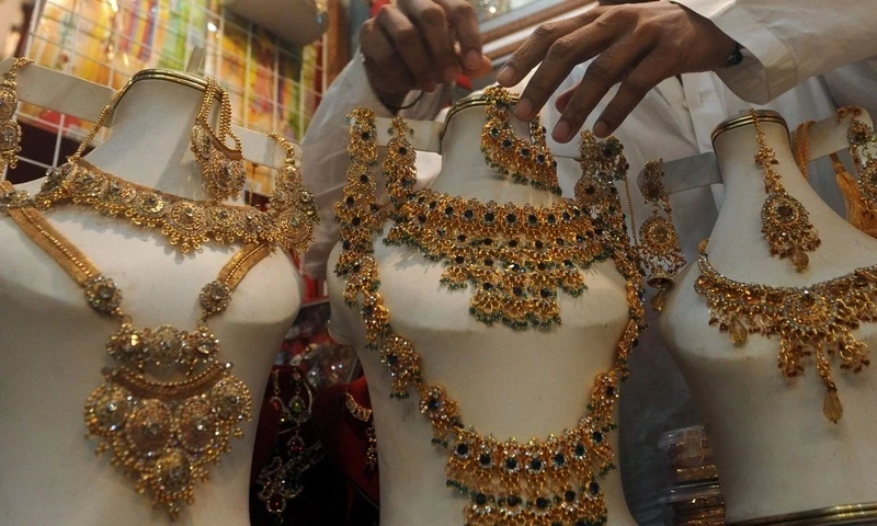 Gold price surges by Rs4,600, hits Rs234,500/tola