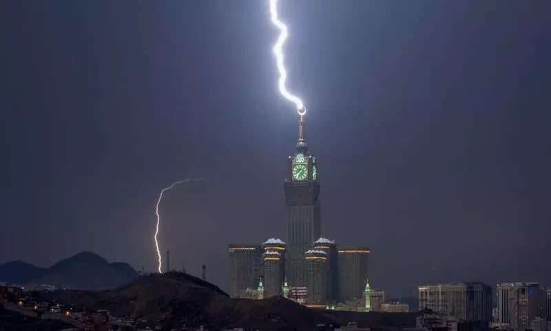 Saudi storm brings lightning, fierce winds to Makkah