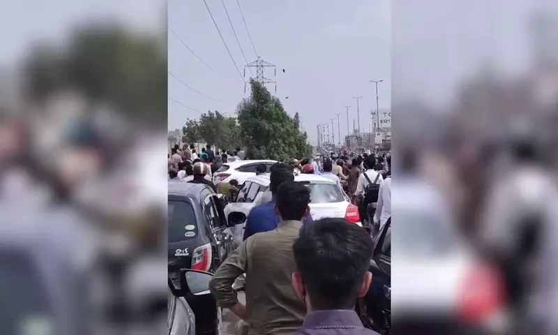 Karachi schoolchildren start returning home after massive traffic jam clears