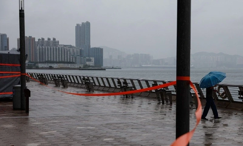 Markets closed, flights grounded as Typhoon Saola nears Hong Kong, China