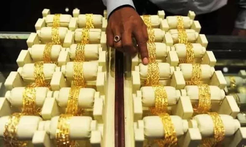 Gold rates decline by Rs700 to Rs239,100 per tola