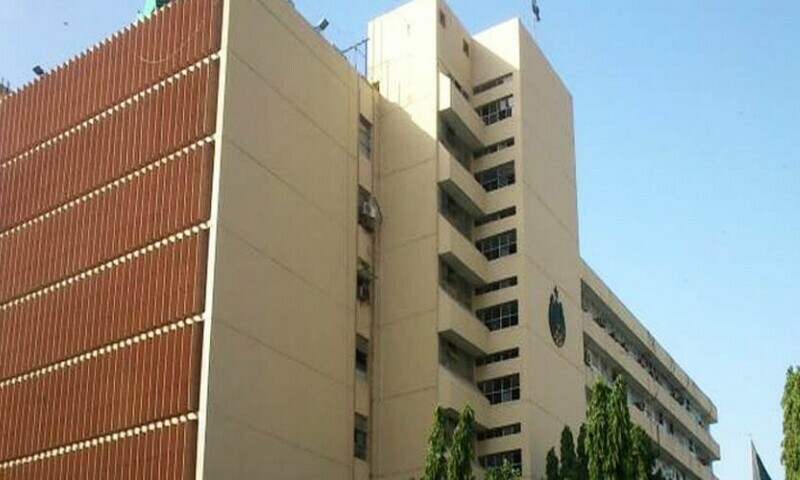 Sindh resuffles bureacracy and police, faces resistance over six secretaries