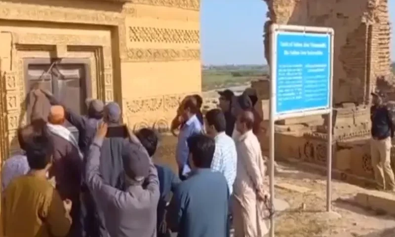 Outrage as minister &lsquo;breaks into&rsquo; tomb at historic Makli graveyard