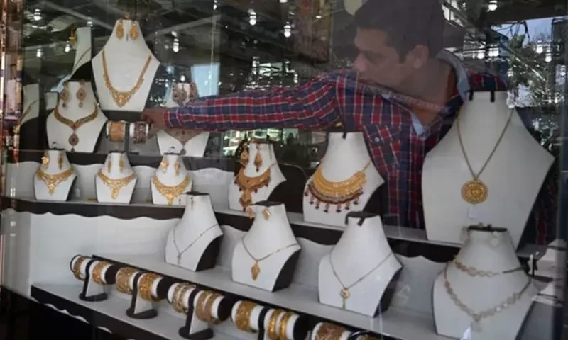 Gold rates decrease by Rs4,000