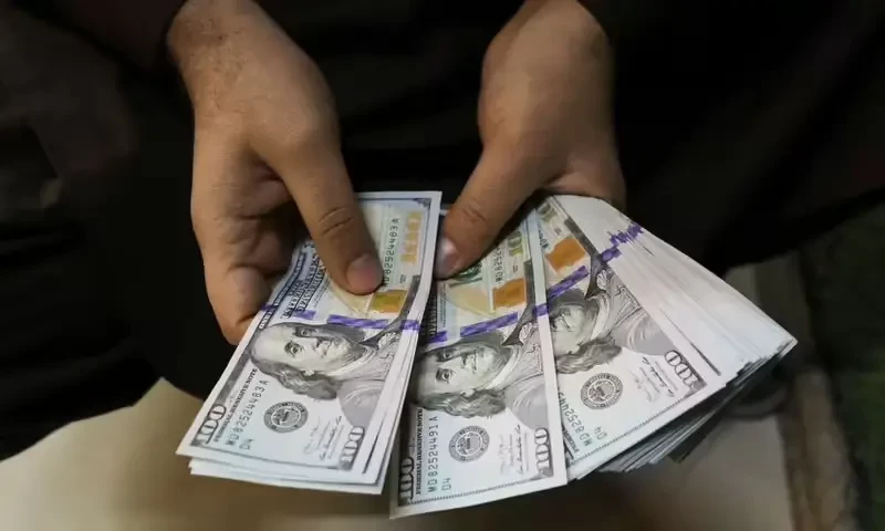 Dollar drops to Rs300 in open market