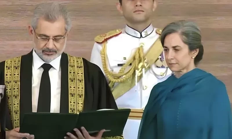 Justice Isa&rsquo;s wife Sarina stood next to him when he took oath as CJP