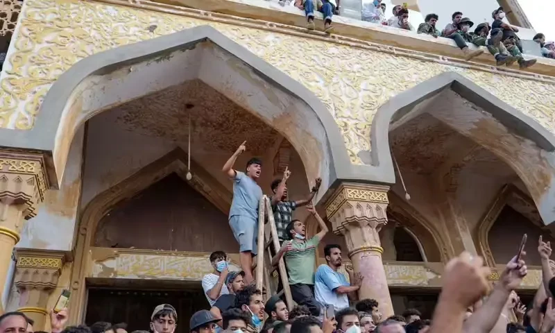 Libyan protesters torch house of former Derna mayor