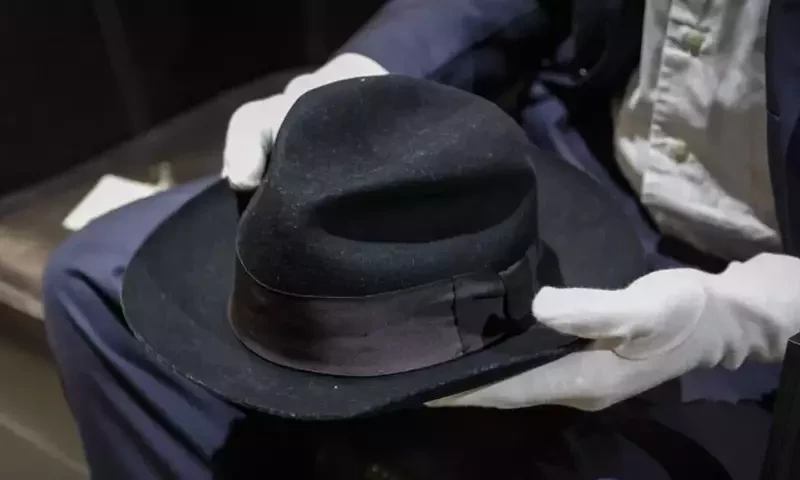 Michael Jackson&rsquo;s moonwalk hat up for auction