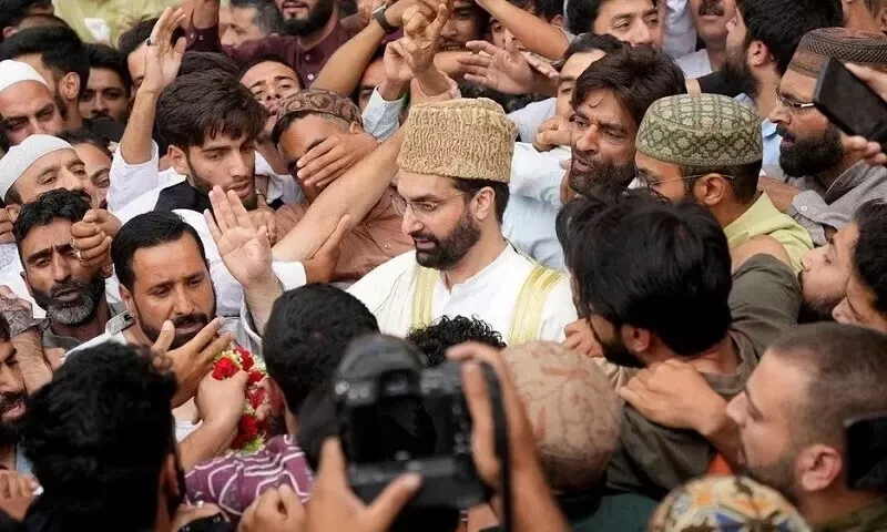 India frees Kashmiri leader Mirwaiz Umar Farooq after four years