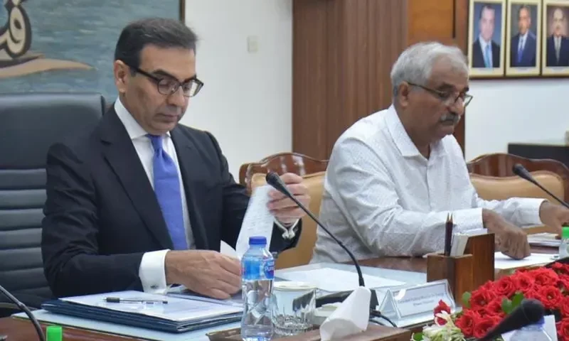 Winter is coming: Power minister hints at gas load shedding