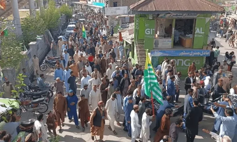 Muzaffarabad shuts down as traders clash with police over inflated bills