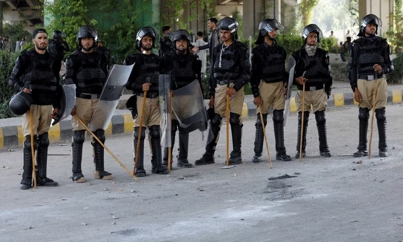 Karachi police arrest five jailbirds in three encounters