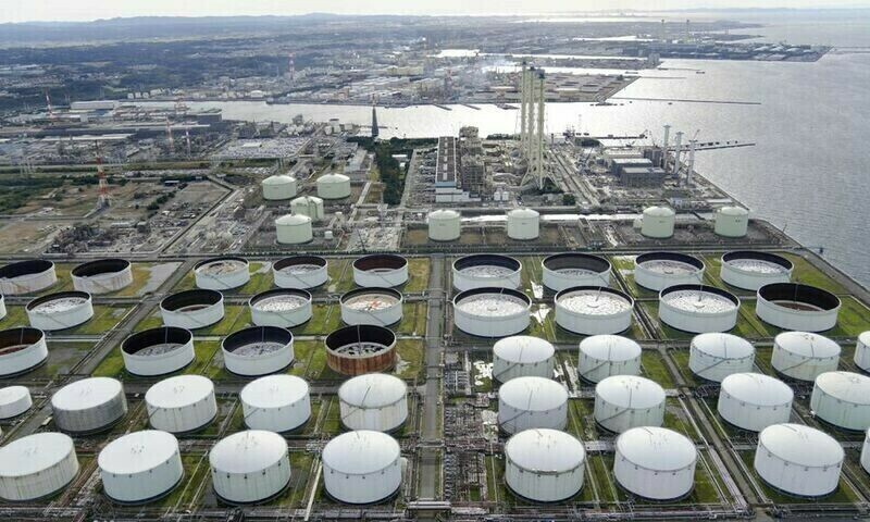 Oil dips on investor caution as market eyes Middle East turmoil